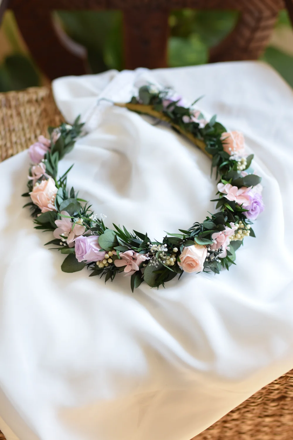 Wianek na głowę  z stabilizowanym  eukaliptusem i różami 