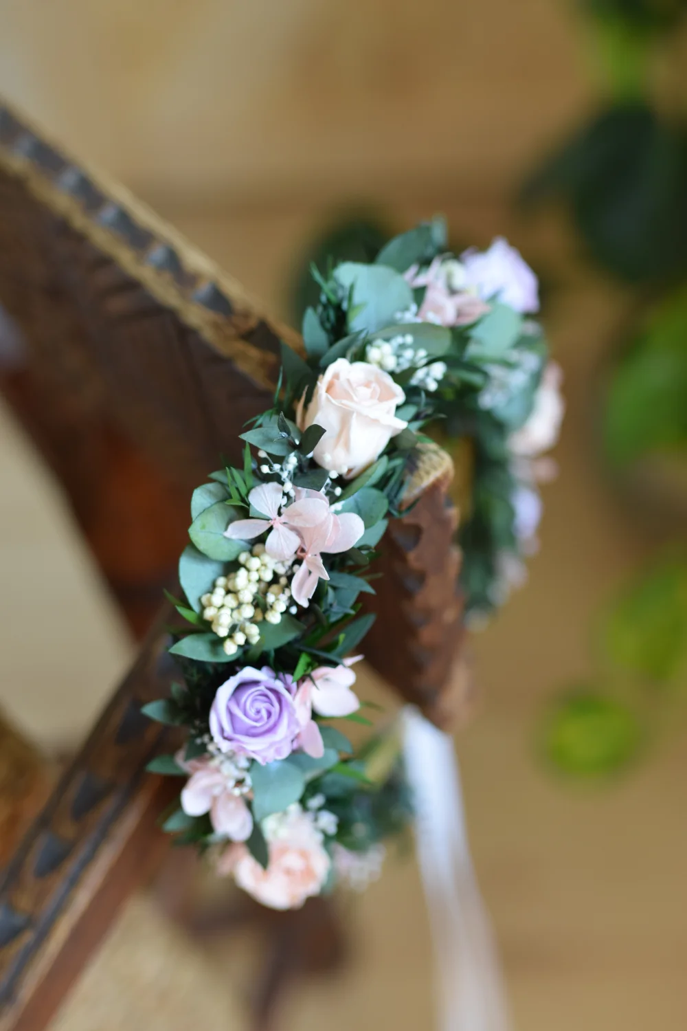 Wianek na głowę  z stabilizowanym  eukaliptusem i różami 